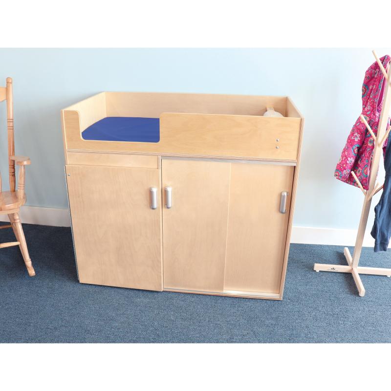 Daycare changing best sale table with steps